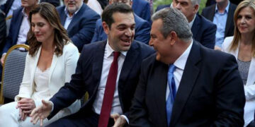 Εβαλε και… ξαναέβγαλε τη γραβάτα ο Τσίπρας -«Κέρδισα το χρέος, έχω μάχες να δώσω» [εικόνες]