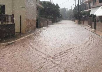 Κατακλυσμός στη Μάνδρα – Ουρές στην Εθνική, κλειστά διόδια στην Ελευσίνα [εικόνες & βίντεο]