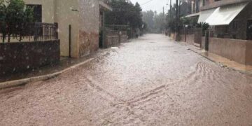Κατακλυσμός στη Μάνδρα – Ουρές στην Εθνική, κλειστά διόδια στην Ελευσίνα [εικόνες & βίντεο]