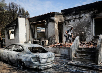 Πυρόπληκτη γιαγιά με εγγονή 9 ετών καταγγέλλει: «Μας ζητάνε €50 τη μέρα για ένα δωμάτιο της συμφοράς – Δεν είναι άνθρωποι…»