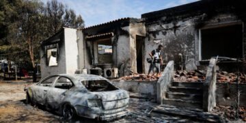 Πυρόπληκτη γιαγιά με εγγονή 9 ετών καταγγέλλει: «Μας ζητάνε €50 τη μέρα για ένα δωμάτιο της συμφοράς – Δεν είναι άνθρωποι…»