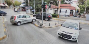 Τροχαίο ατύχημα έξω από το Μαμάτσειο Νοσοκομείο (φωτογραφίες)
