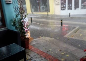 Φοβερή καταιγίδα στο Βελβεντό- Πλημμύρισαν δρόμοι (βίντεο)