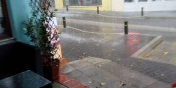 Φοβερή καταιγίδα στο Βελβεντό- Πλημμύρισαν δρόμοι (βίντεο)