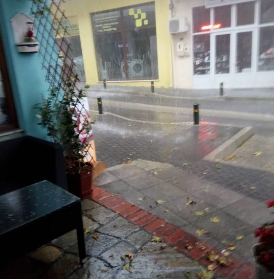 Φοβερή καταιγίδα στο Βελβεντό- Πλημμύρισαν δρόμοι (βίντεο)