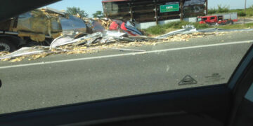 Τροχαίο ατύχημα στην Εγνατία, στον κόμβο της Αλεξάνδρειας – Ανατροπή νταλίκας- Γέμισε υλικά ο δρόμος(Φωτογραφία)