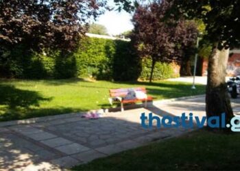 Εικόνες-σοκ: Άντρας νεκρός σε παγκάκι στο κέντρο της Θεσσαλονίκης