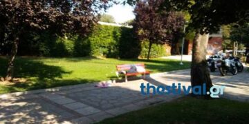 Εικόνες-σοκ: Άντρας νεκρός σε παγκάκι στο κέντρο της Θεσσαλονίκης