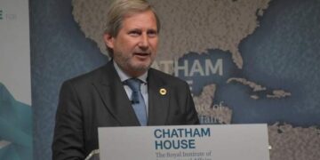 Κωλοτούμπα Χαν μετά τον σάλο: Δεν εννοούσα αλλαγή συνόρων αλλά την ΑΟΖ Ελλάδας-Αλβανίας