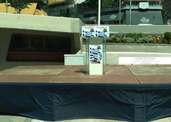 Έτοιμη η εξέδρα στην κεντρική πλατεία της Κοζάνης για το αποψινό συλλαλητήριο (Φωτογραφία)