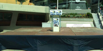 Έτοιμη η εξέδρα στην κεντρική πλατεία της Κοζάνης για το αποψινό συλλαλητήριο (Φωτογραφία)