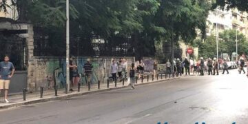 Επεισόδια κουκουλοφόρων και διαδηλωτών στην πορεία για τη Μακεδονία [εικόνες & βίντεo]