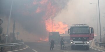 Κινέτα: Κόλαση φωτιάς – Εκκενώθηκαν τρεις οικισμοί