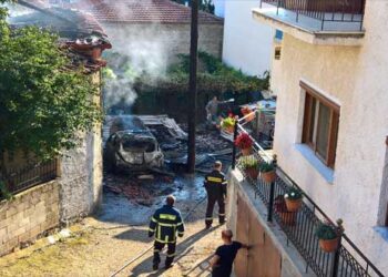 Μεγάλη φωτιά σε σπίτι στη Σιάτιστα – Στάχτη και αποκαΐδια αυτοκίνητο και μηχανή – Δείτε βίντεο και φωτογραφίες