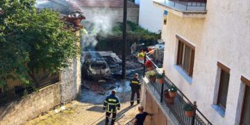 Μεγάλη φωτιά σε σπίτι στη Σιάτιστα – Στάχτη και αποκαΐδια αυτοκίνητο και μηχανή – Δείτε βίντεο και φωτογραφίες