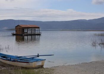 Απαγόρευση κολύμβησης στη λίμνη Βεγορίτιδα – Εντοπίστηκε μεγάλη ποσότητα φυτοπλαγκτόν