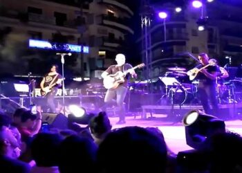 «Βούλιαξε» η πλατεία της Κοζάνης στη μεγάλη συναυλία του Στέλιου Ρόκκου που διοργάνωσε η Egnatia Aviation (Βίντεο)