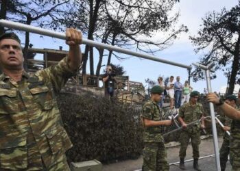 Ο στρατός στήνει σκηνές στο Μάτι- Για τους κατοίκους που έχασαν τα σπίτια τους [εικόνες]