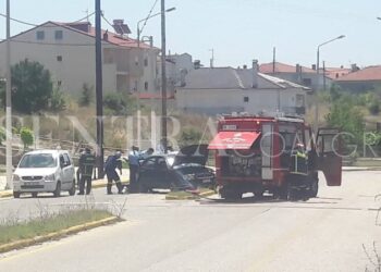 Σοβαρό τροχαίο στο Άργος Ορεστικό – Επιχείρηση απεγκλωβισμού του οδηγού (φωτογραφίες)