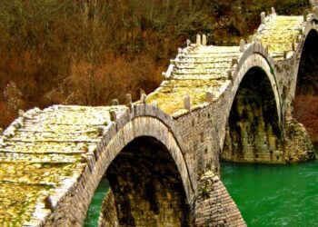 Ζαγόρι: Κινδυνεύει με κατάρρευση το γεφύρι του Πλακίδα