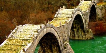 Ζαγόρι: Κινδυνεύει με κατάρρευση το γεφύρι του Πλακίδα