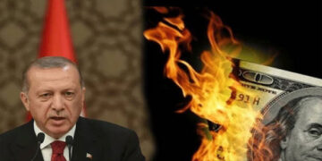 Οι Τούρκοι «λάλησαν»: Καίνε και κομματιάζουν δολάρια για να… στηρίξουν την τουρκική λίρα (Vids)