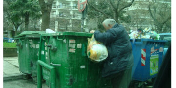 Ελλάδα 2018! Ηλικιωμένος ψάχνει για φαγητό στα σκουπίδια