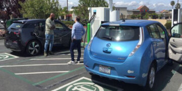 Mckinsey: Απίθανο να προκαλέσουν ενεργειακή κρίση τα ηλεκτρικά αυτοκίνητα