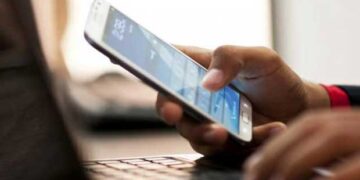 Τι θα ισχύσει από το νέο σχολικό έτος για τα κινητά μέσα στα σχολεία