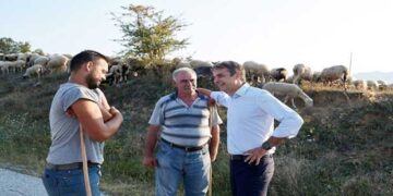 Η απρόσμενη συνάντηση του Κυριάκου με τους τσοπάνηδες στην επιστροφή από Σαμαρίνα -Τι του ζήτησαν