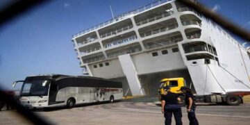 Το λεωφορείο του ταξιδιωτικού “Stogiannis” στο Πλοίο Ελ. Βενιζέλος! Δείτε τη φωτογραφία