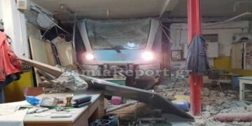 Λαμία: Εκτροχιάστηκε τρένο μέσα στην πόλη – Δείτε εικόνες & Βίντεο