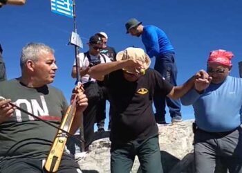 Στην κορυφή του Ολύμπου ορειβάτες, χόρεψαν τικ με τη συνοδεία ποντιακής λύρας (βίντεο)
