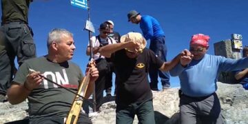 Στην κορυφή του Ολύμπου ορειβάτες, χόρεψαν τικ με τη συνοδεία ποντιακής λύρας (βίντεο)