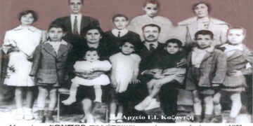 Μια υπέροχη, “ ΣΟΥΠΕΡ ” πολύτεκνη, οικογένεια συμπολιτών μας, σε αναμνηστική φωτογραφία το 1961 – Από τη στήλη του κ. Γ. Καζαντζή στον Παλμό 12/09/2018