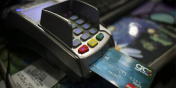 Πρόστιμα 1.000 ευρώ σε όσους δεν δηλώσουν επαγγελματικό λογαριασμό