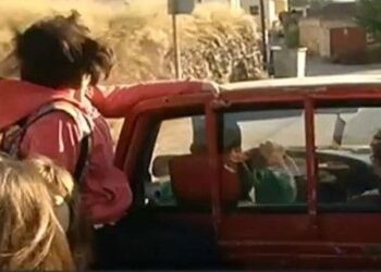 Φορτωμένοι στην καρότσα αγροτικού πηγαίνουν οι μαθητές στο σχολείο [βίντεο]