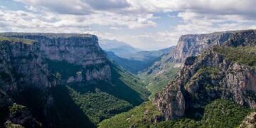 Ορειβατική εξόρμηση: Διάσχιση στο φαράγγι του Βίκου