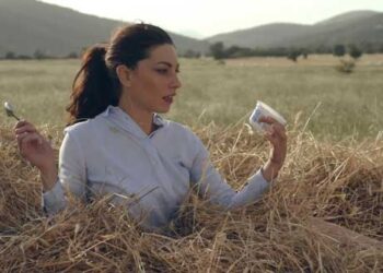 Λύθηκε το μυστήριο για την απίστευτη εμφάνιση της γυναίκας στο δελτίο ειδήσεων! (ΒΙΝΤΕΟ)