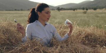 Λύθηκε το μυστήριο για την απίστευτη εμφάνιση της γυναίκας στο δελτίο ειδήσεων! (ΒΙΝΤΕΟ)