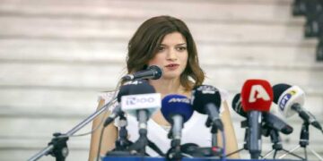 Κυρία Νοτοπούλου χρωστάτε μια συγνώμη… – Γράφει η Θεοπίστη Κρυσταλλίδου