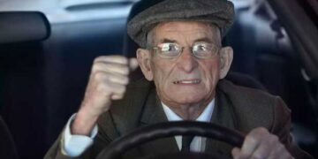 Νέες εξετάσεις για δίπλωμα θα δίνουν οι οδηγοί άνω των 74 ετών