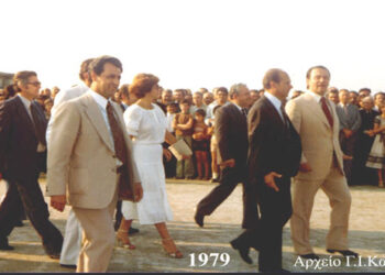 Ο υφυπουργός Προεδρίας Κυβερνήσεως, επί θεμάτων ‘Αθλητισμού, κ. Αχιλλέας Καραμανλής εγκαινίασε τo 1979 το κλειστό Γυμναστήριο της πόλεως – Από τη στήλη του κ. Γ. Καζαντζή στον Παλμό 26/09/2018