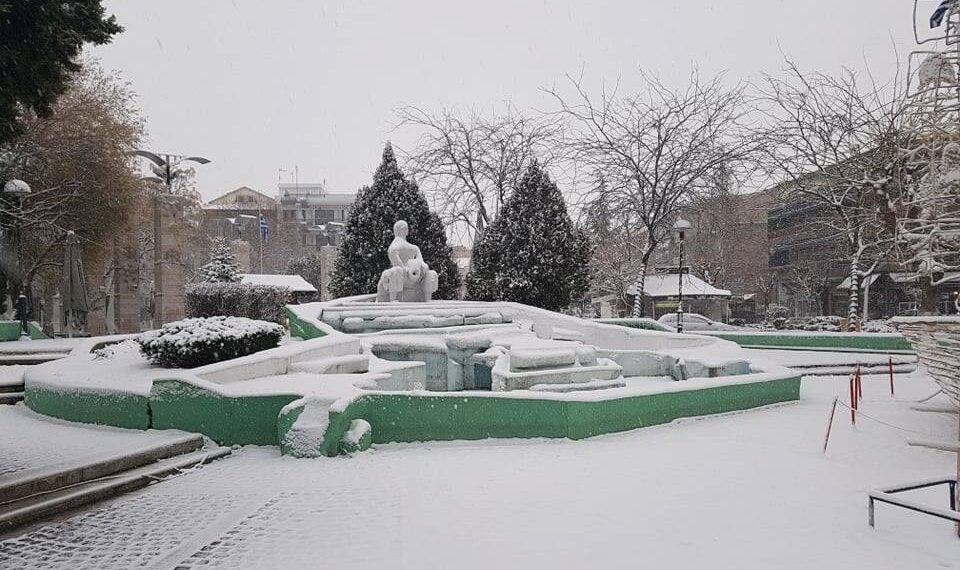 Στα λευκά η κεντρική πλατεία της Πτολεμαΐδας – Ώρα 9 π.μ.