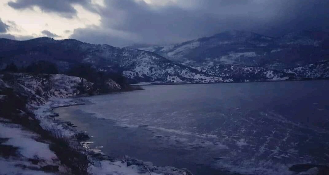 Μαγευτική εικόνα από το Λιμνοχώρι Φλώρινας με θέα την παγωμένη λίμνη Ζάζαρη