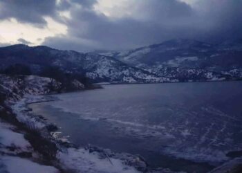 Μαγευτική εικόνα από το Λιμνοχώρι Φλώρινας με θέα την παγωμένη λίμνη Ζάζαρη