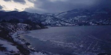 Μαγευτική εικόνα από το Λιμνοχώρι Φλώρινας με θέα την παγωμένη λίμνη Ζάζαρη