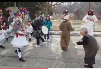 Καρυοχώρι: Η Πόντια γιαγιά συγκινεί χορεύοντας με την ψυχή της στους Μωμόγερους (video)