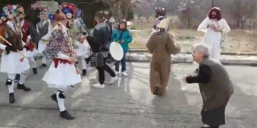 Καρυοχώρι: Η Πόντια γιαγιά συγκινεί χορεύοντας με την ψυχή της στους Μωμόγερους (video)