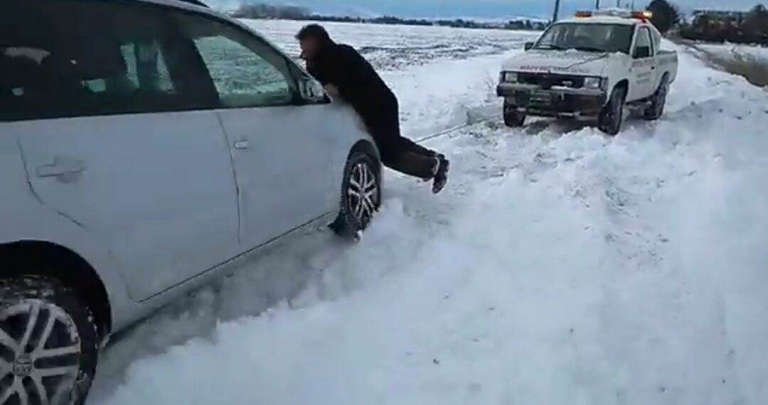 Εορδαία: Όταν η οδική βοήθεια προσπαθεί να ξεκολλήσει ι.χ. αυτοκίνητο από τα χιόνια – video